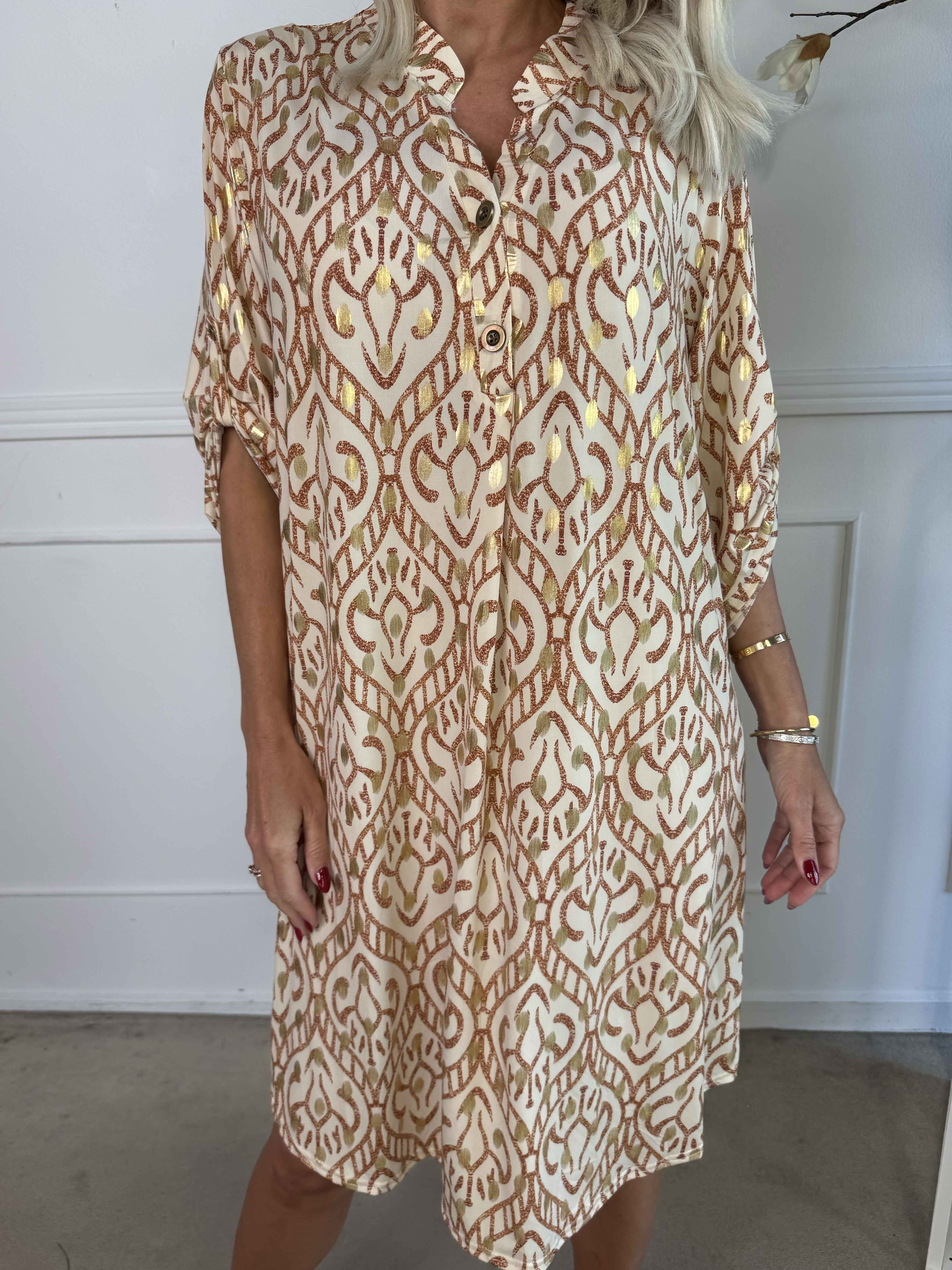 Ebba Boho Long - Elastisk mønstret kjole med guld prikker